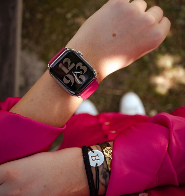 bracelet Apple Watch holi rose avec chemise rose 
