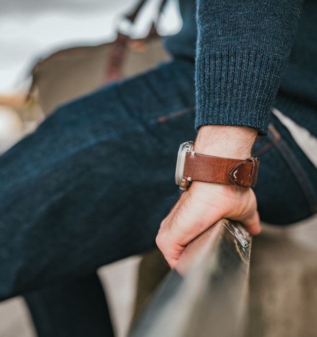 bracelet Apple Watch vintage marron avec jean et pull marine
